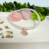Handgefertigtes Rosenquarz-Armband mit facettierten 4 mm Perlen, ergänzt durch einen rosévergoldeten Blume des Lebens Charm aus 925er Silber. Auf elastischem Gummiband (Innendurchmesser ca. 17 cm) für bequemen Tragekomfort. Rosenquarz steht für Liebe, Harmonie und emotionale Heilung. Zartes, stilvolles Schmuckstück, ideal für den Alltag oder als besonderes Geschenk für Herzensmenschen.