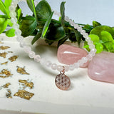 Handgefertigtes Rosenquarz-Armband mit facettierten 4 mm Perlen, ergänzt durch einen rosévergoldeten Blume des Lebens Charm aus 925er Silber. Auf elastischem Gummiband (Innendurchmesser ca. 17 cm) für bequemen Tragekomfort. Rosenquarz steht für Liebe, Harmonie und emotionale Heilung. Zartes, stilvolles Schmuckstück, ideal für den Alltag oder als besonderes Geschenk für Herzensmenschen.