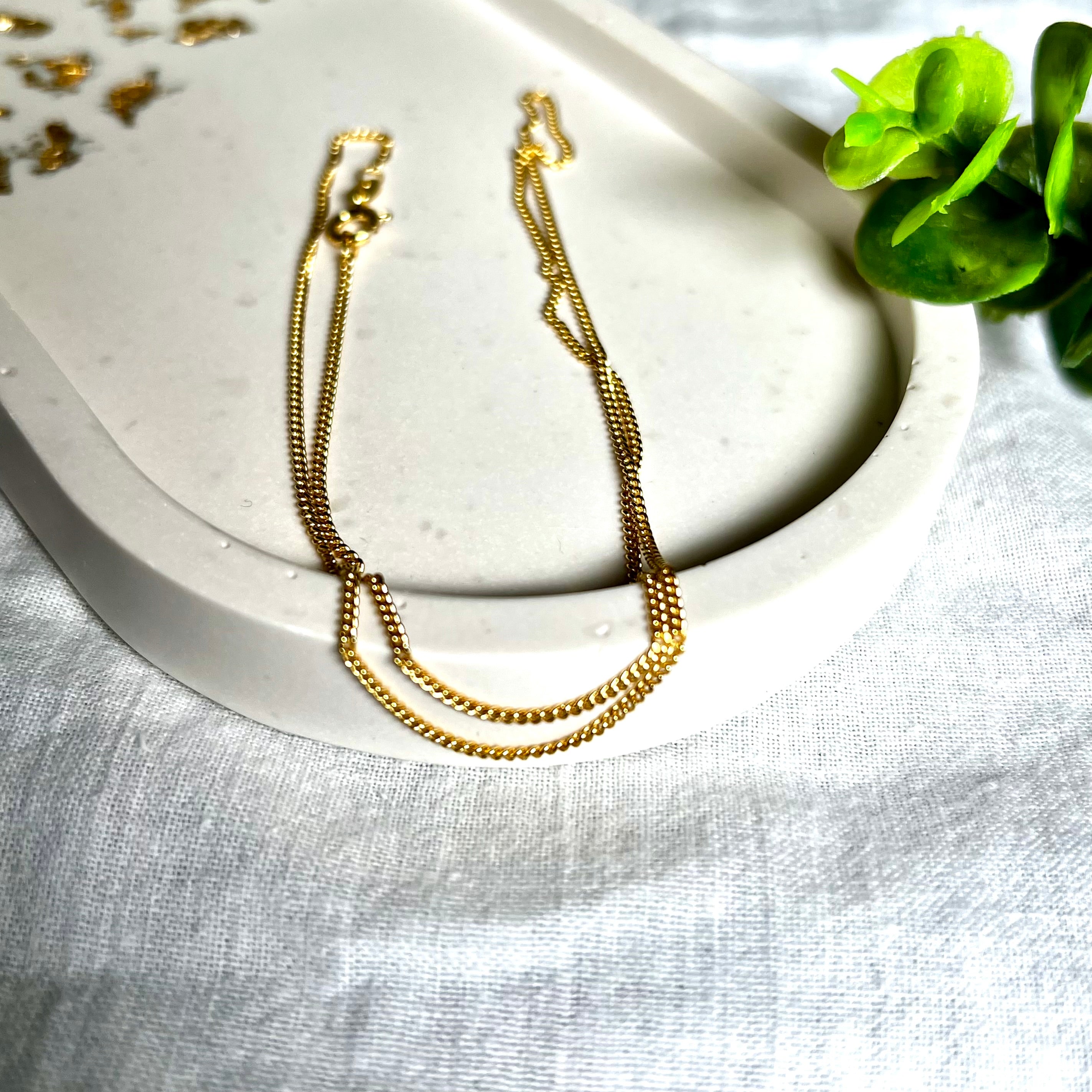 Vergoldete Panzerkette „Golden Grace“ aus 925 Sterling Silber in feiner Gliederung, 1,5 mm dick, 45 cm lang. Eleganter Goldglanz mit stabilem Federringverschluss. Ideal als Solokette oder für Anhänger – zeitlos, hochwertig und stilvoll.