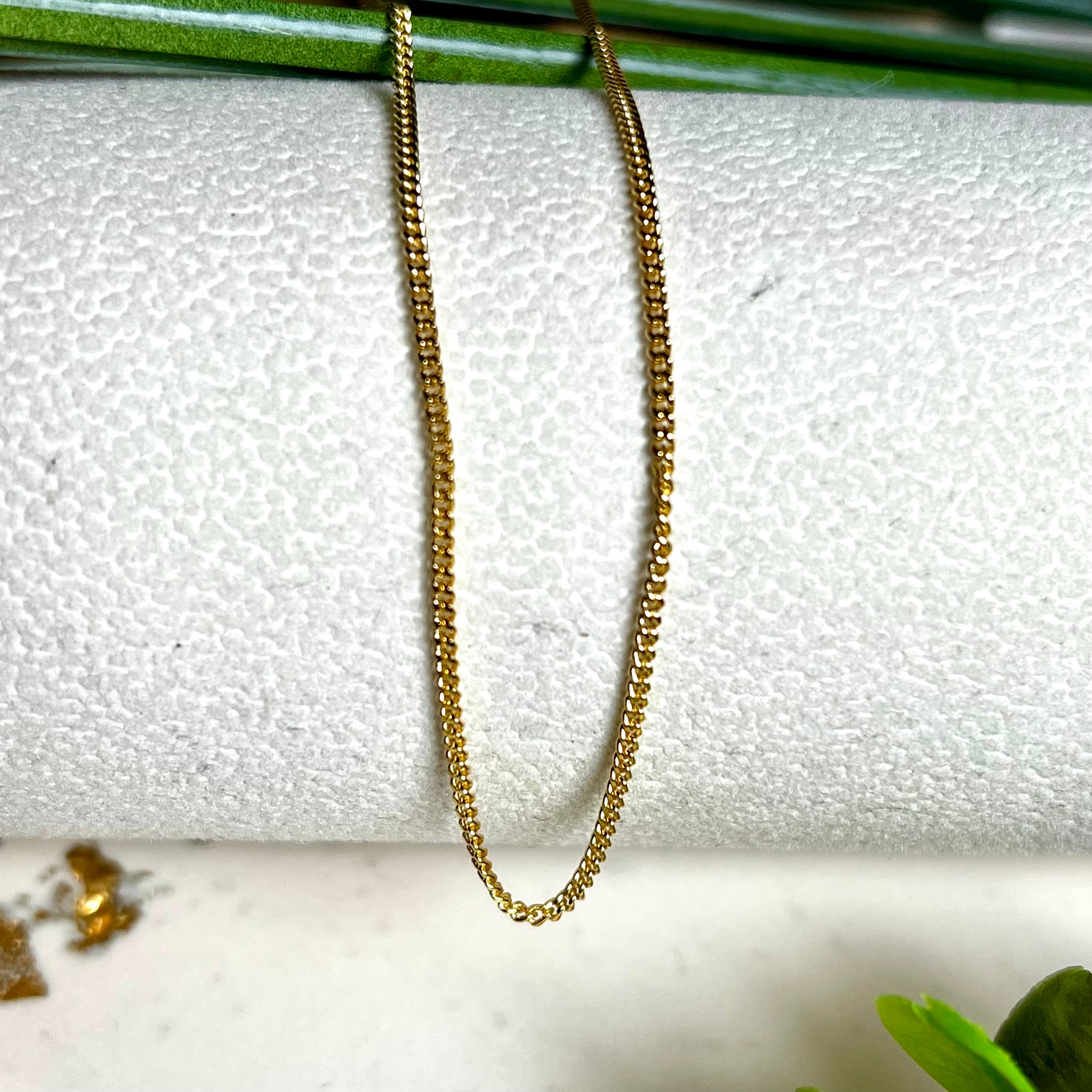 Vergoldete Panzerkette „Golden Grace“ aus 925 Sterling Silber in feiner Gliederung, 1,5 mm dick, 45 cm lang. Eleganter Goldglanz mit stabilem Federringverschluss. Ideal als Solokette oder für Anhänger – zeitlos, hochwertig und stilvoll.
