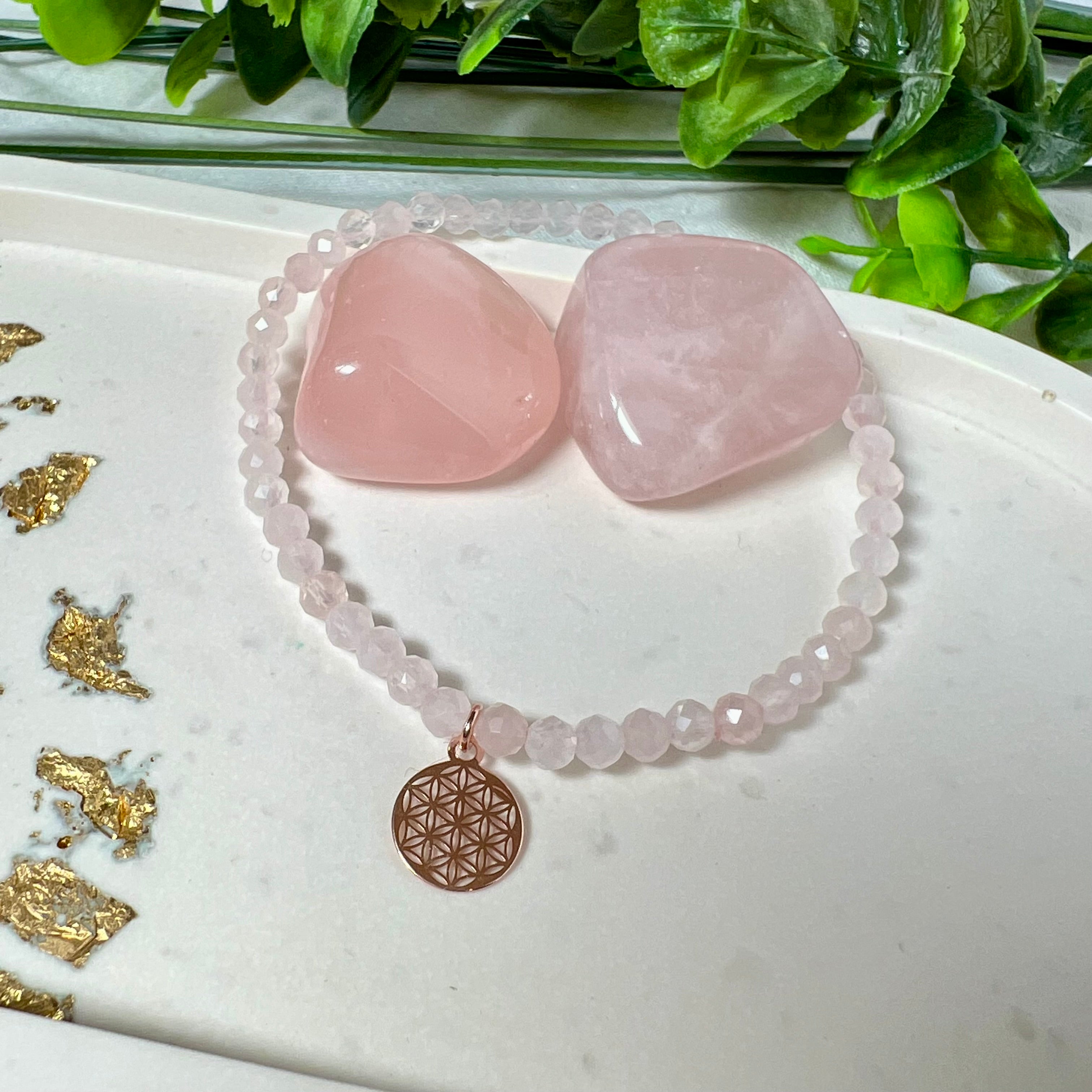 Handgefertigtes Rosenquarz-Armband mit facettierten 4 mm Perlen, ergänzt durch einen rosévergoldeten Blume des Lebens Charm aus 925er Silber. Auf elastischem Gummiband (Innendurchmesser ca. 17 cm) für bequemen Tragekomfort. Rosenquarz steht für Liebe, Harmonie und emotionale Heilung. Zartes, stilvolles Schmuckstück, ideal für den Alltag oder als besonderes Geschenk für Herzensmenschen.