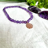 Handgefertigtes Amethyst-Armband mit facettierten 4 mm Perlen, kombiniert mit einem rosévergoldeten 925 Silber Charm in Form der Blume des Lebens. Auf elastischem Gummiband, Innendurchmesser ca. 17 cm. Edles spirituelles Design – harmonisch, zart & bedeutungsvoll. Perfekt als Geschenk oder für persönliche Achtsamkeitsmomente
