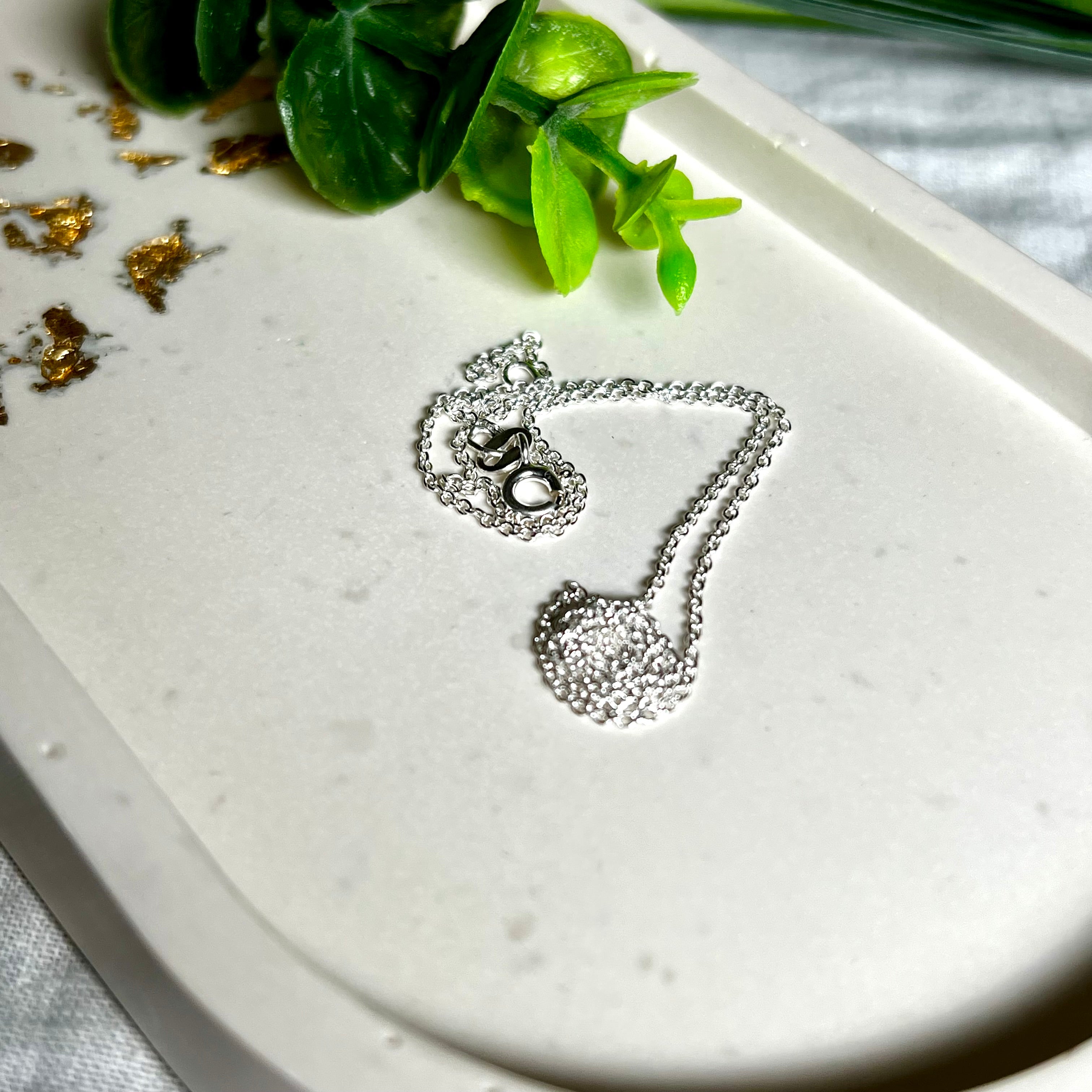 Zarte Ankerkette aus echtem 925 Silber mit klassischem Federring-Verschluss, 1 mm dick, 45 cm lang. Schlichtes, edles Design – ideal für Anhänger oder als feine Solokette. Stilvolle Schmuckfotografie mit natürlichem Hintergrund.