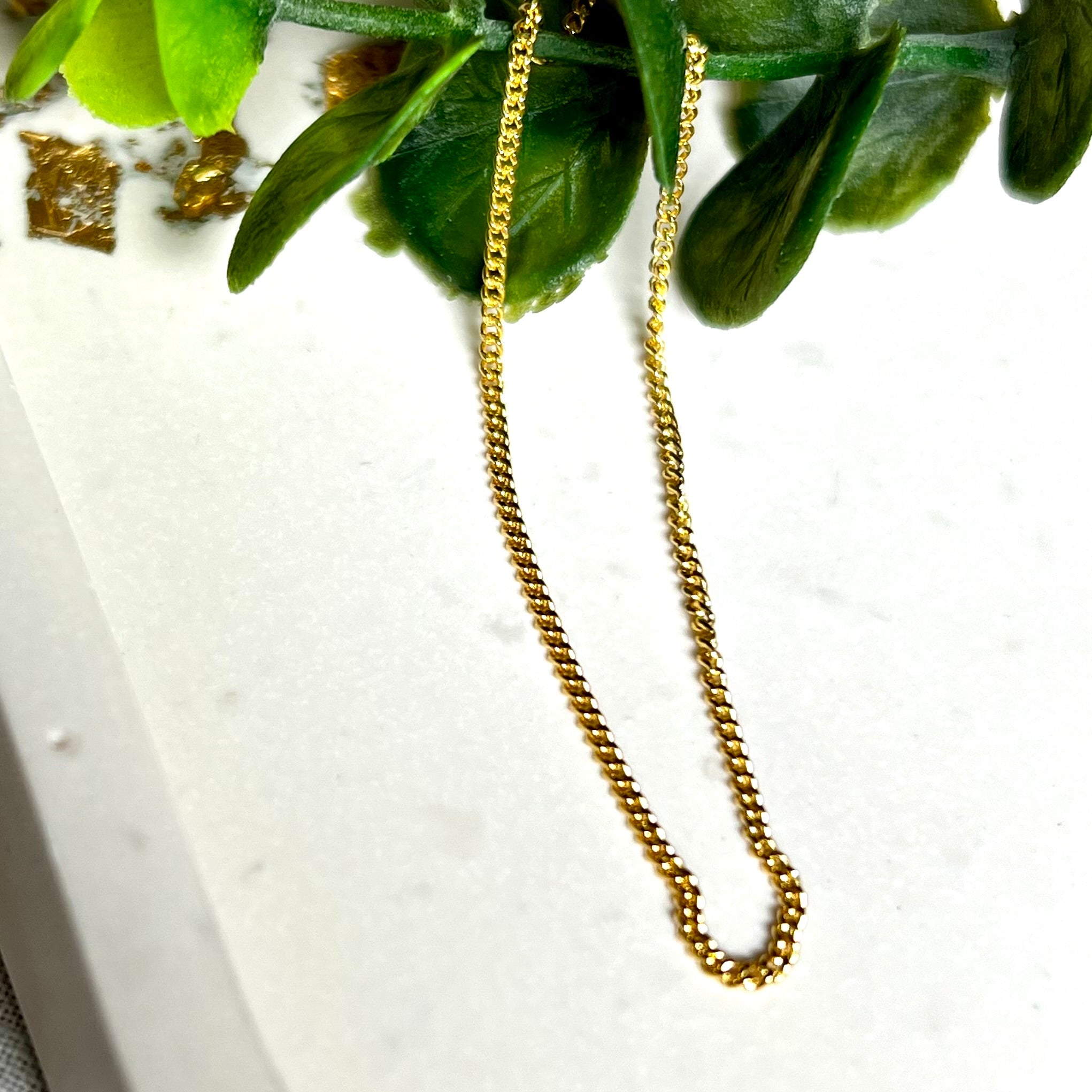 Vergoldete Panzerkette „Golden Grace“ aus 925 Sterling Silber in feiner Gliederung, 1,5 mm dick, 45 cm lang. Eleganter Goldglanz mit stabilem Federringverschluss. Ideal als Solokette oder für Anhänger – zeitlos, hochwertig und stilvoll.