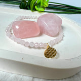 Herzlicht – Rosenquarz-Armband mit vergoldetem Blume des Lebens Charm