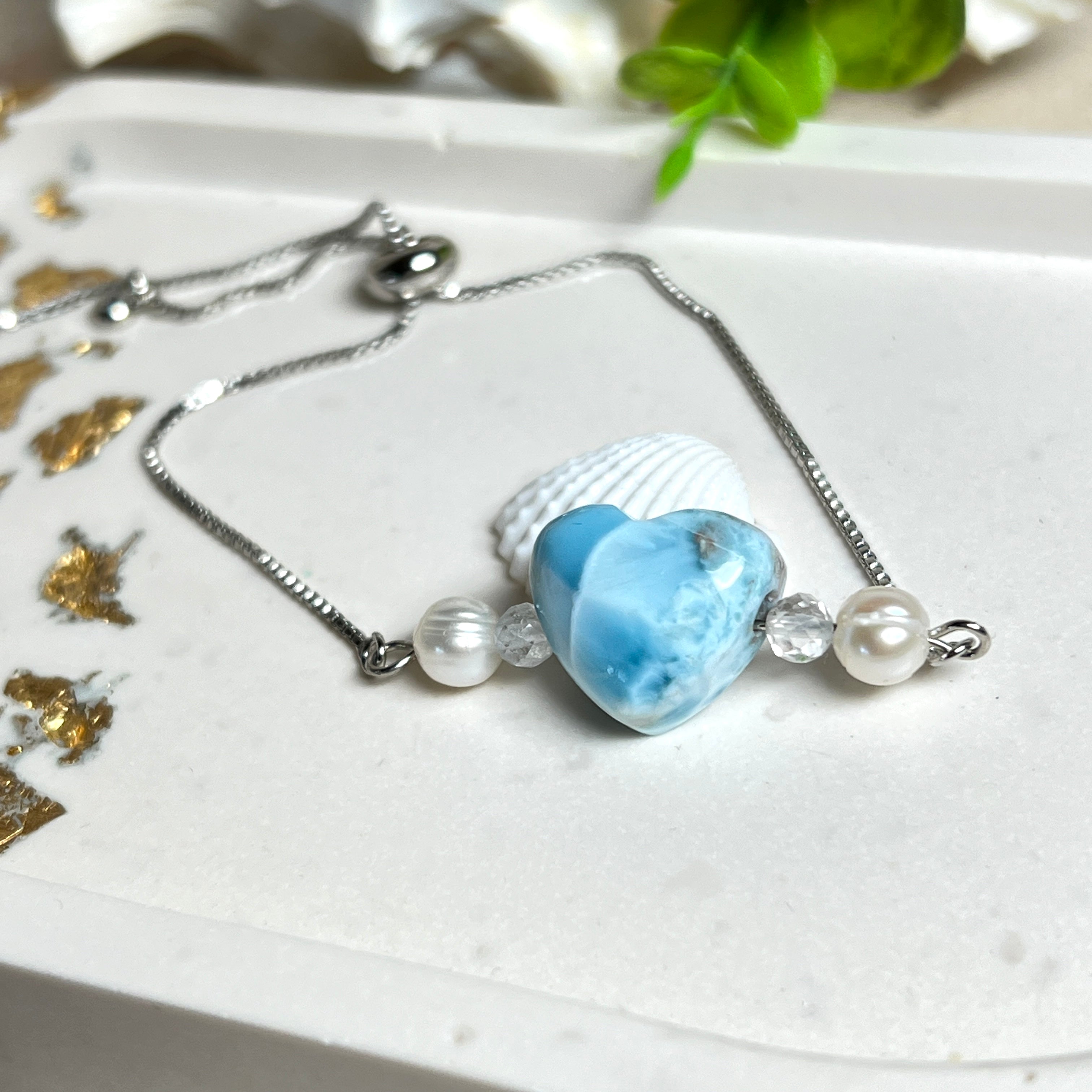 Larimar Herzarmband aus Edelstahl, größenverstellbar, mit Süßwasserperlen und facettiertem Bergkristall. Handgefertigt, edel und einzigartig.