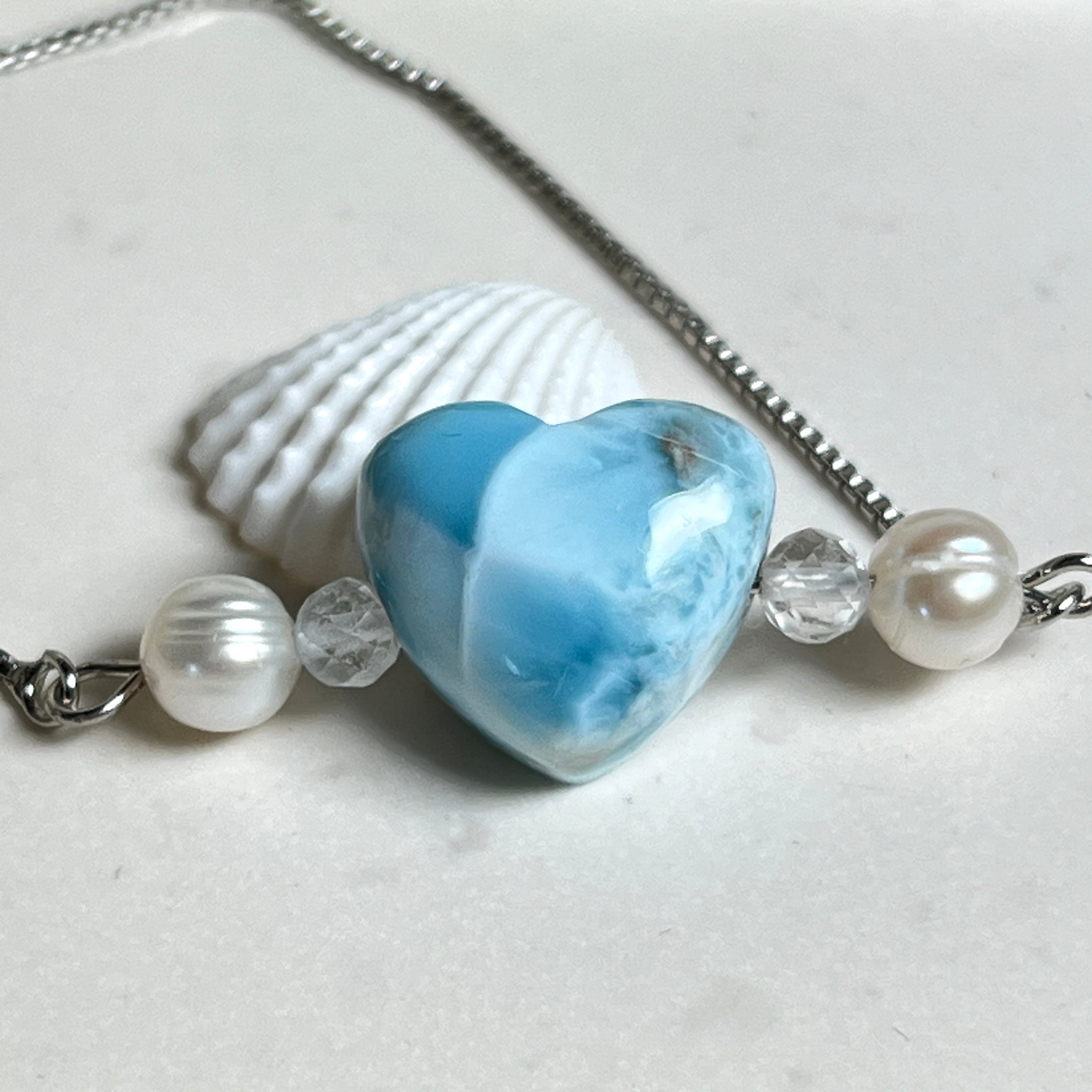 Larimar Herzarmband aus Edelstahl, größenverstellbar, mit Süßwasserperlen und facettiertem Bergkristall. Handgefertigt, edel und einzigartig.