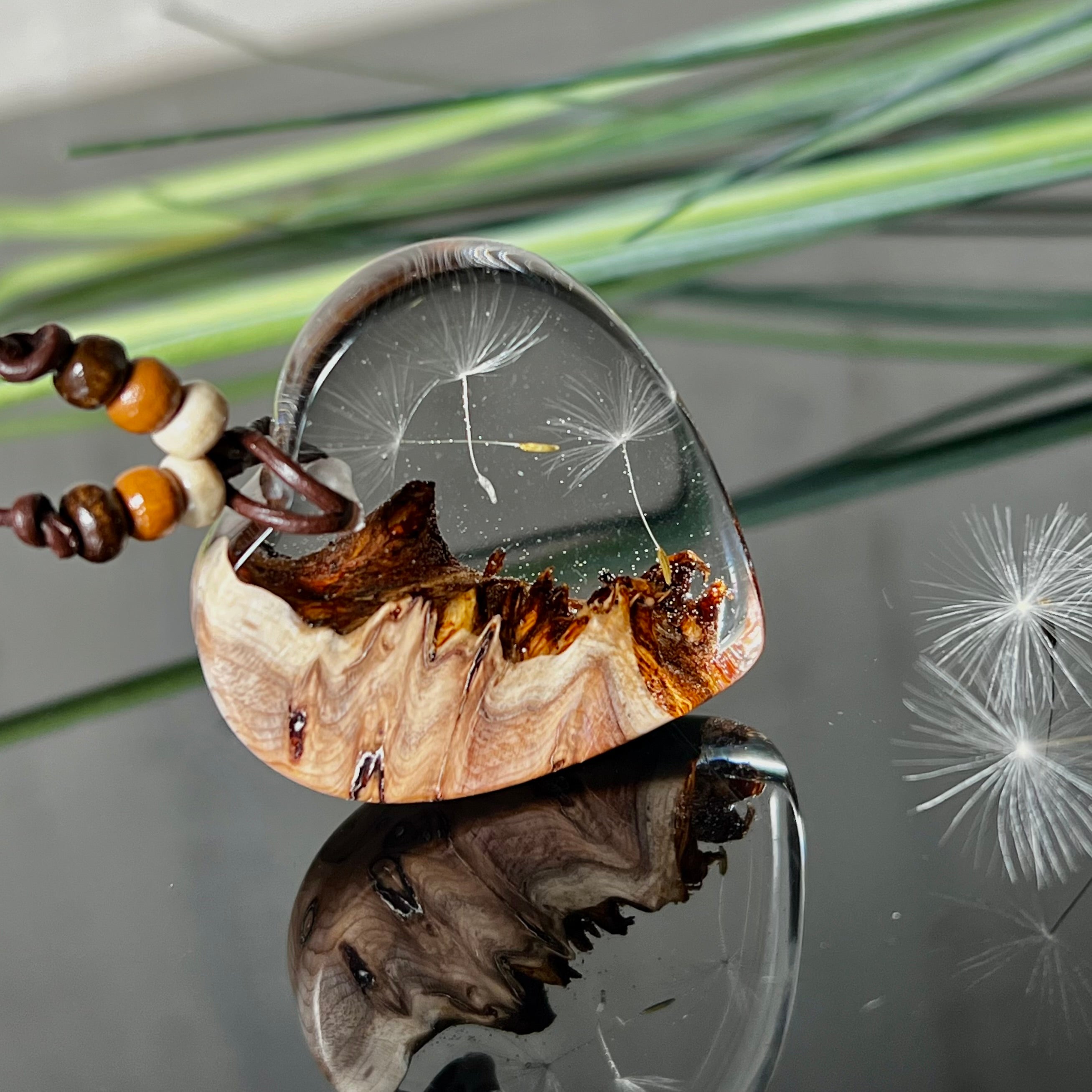 Handgefertigter Herzanhänger Pusteblumenzauber aus Maserholz und klarem Epoxidharz mit echter Pusteblume. Das Design vereint natürliche Maserstrukturen mit der Leichtigkeit schwebender Pusteblumenschirmchen – ein edles, naturverbundenes Schmuckstück mit Symbolkraft. Ideal für Naturliebhaber, Träumer und alle, die das Besondere suchen.
