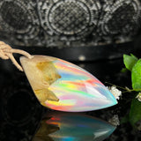 ,,Polarglanz“– Handgefertigter Maserholz-Anhänger mit schillerndem synthetischem Opal | Inspiriert von Polarlichtern