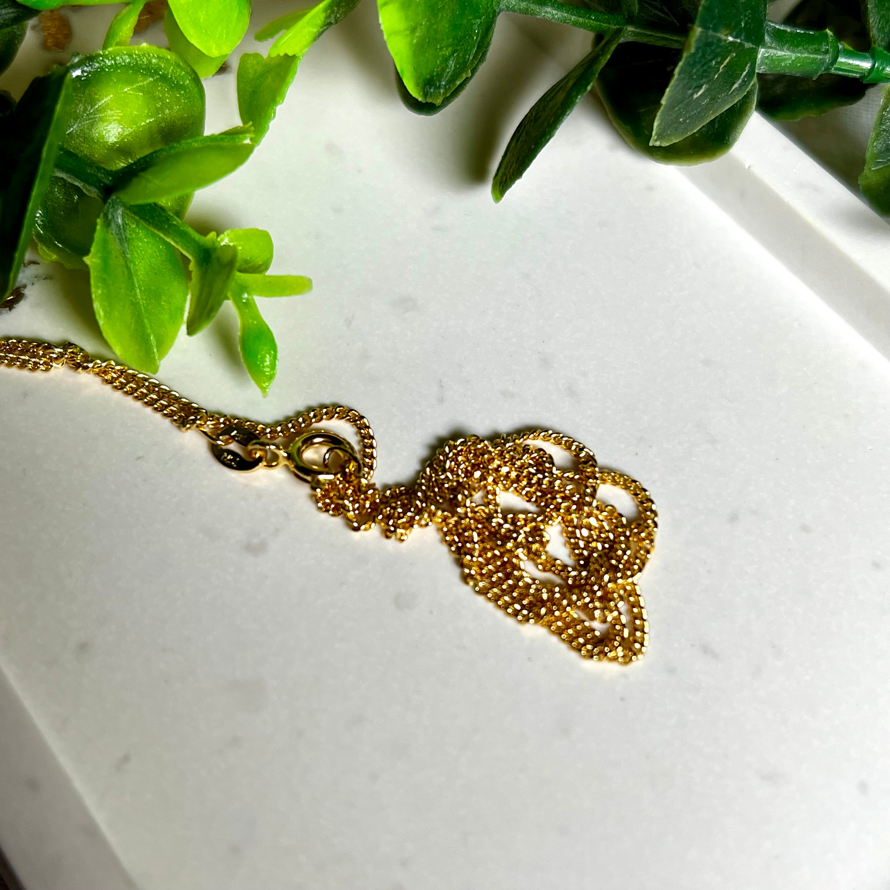 Vergoldete Panzerkette „Golden Grace“ aus 925 Sterling Silber in feiner Gliederung, 1,5 mm dick, 45 cm lang. Eleganter Goldglanz mit stabilem Federringverschluss. Ideal als Solokette oder für Anhänger – zeitlos, hochwertig und stilvoll.