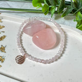 Handgefertigtes Rosenquarz-Armband mit facettierten 4 mm Perlen, ergänzt durch einen rosévergoldeten Blume des Lebens Charm aus 925er Silber. Auf elastischem Gummiband (Innendurchmesser ca. 17 cm) für bequemen Tragekomfort. Rosenquarz steht für Liebe, Harmonie und emotionale Heilung. Zartes, stilvolles Schmuckstück, ideal für den Alltag oder als besonderes Geschenk für Herzensmenschen.