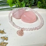 Handgefertigtes Rosenquarz-Armband mit facettierten 4 mm Perlen, ergänzt durch einen rosévergoldeten Blume des Lebens Charm aus 925er Silber. Auf elastischem Gummiband (Innendurchmesser ca. 17 cm) für bequemen Tragekomfort. Rosenquarz steht für Liebe, Harmonie und emotionale Heilung. Zartes, stilvolles Schmuckstück, ideal für den Alltag oder als besonderes Geschenk für Herzensmenschen.