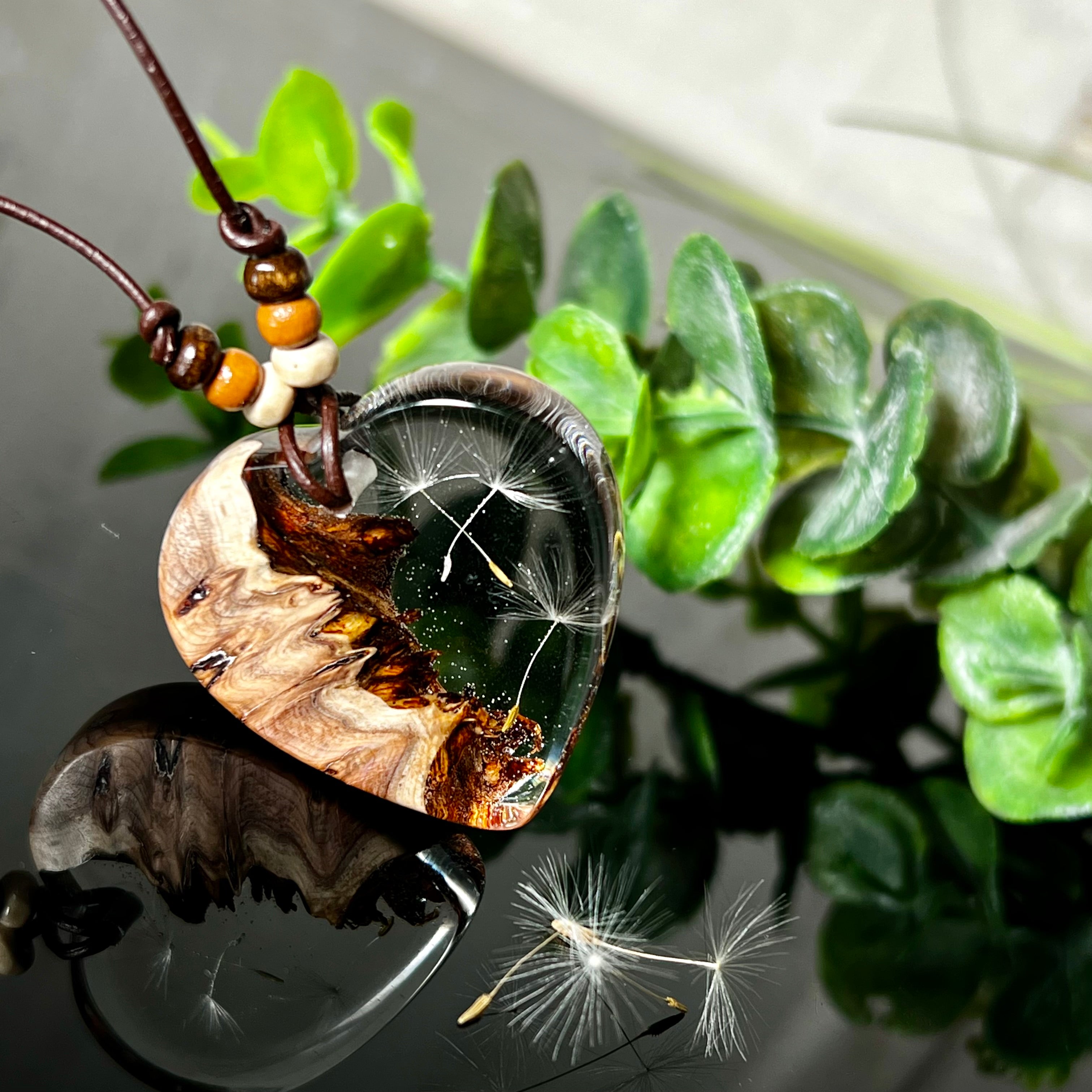Handgefertigter Herzanhänger Pusteblumenzauber aus Maserholz und klarem Epoxidharz mit echter Pusteblume. Das Design vereint natürliche Maserstrukturen mit der Leichtigkeit schwebender Pusteblumenschirmchen – ein edles, naturverbundenes Schmuckstück mit Symbolkraft. Ideal für Naturliebhaber, Träumer und alle, die das Besondere suchen.
