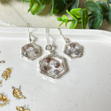 “Das Schmuckset bestehend aus 925 Silber Halskette und Ohrringen mit Botswana-Achat und facettierten Bergkristallperlen, stilvoll eingefasst in versilberte Edelstahl-Lünetten. Elegantes Design für besondere Anlässe oder den Alltag.”