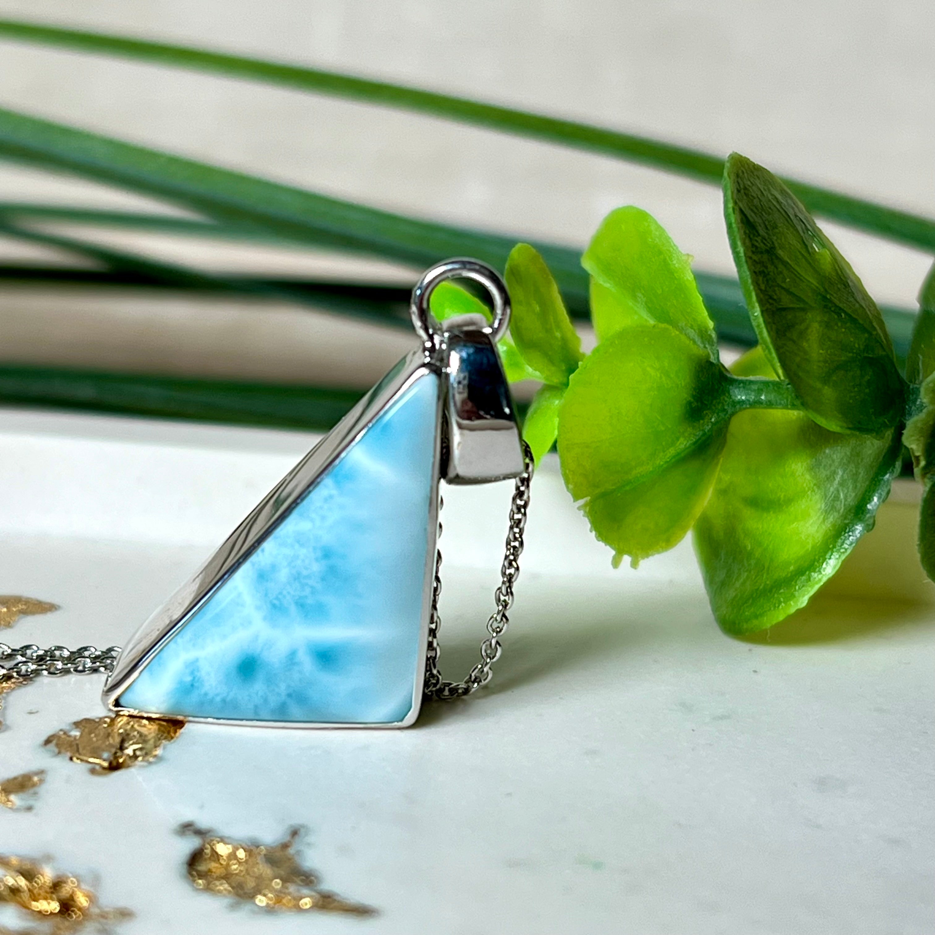 “Larimar Dreieck-Anhänger aus rhodiniertem 925 Silber mit filigraner Kette, maritimes Design mit einzigartigem Edelstein aus der Karibik, hellblaue Farbnuancen, hochwertiges Schmuckstück”