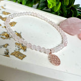 Handgefertigtes Rosenquarz-Armband mit facettierten 4 mm Perlen, ergänzt durch einen rosévergoldeten Blume des Lebens Charm aus 925er Silber. Auf elastischem Gummiband (Innendurchmesser ca. 17 cm) für bequemen Tragekomfort. Rosenquarz steht für Liebe, Harmonie und emotionale Heilung. Zartes, stilvolles Schmuckstück, ideal für den Alltag oder als besonderes Geschenk für Herzensmenschen.