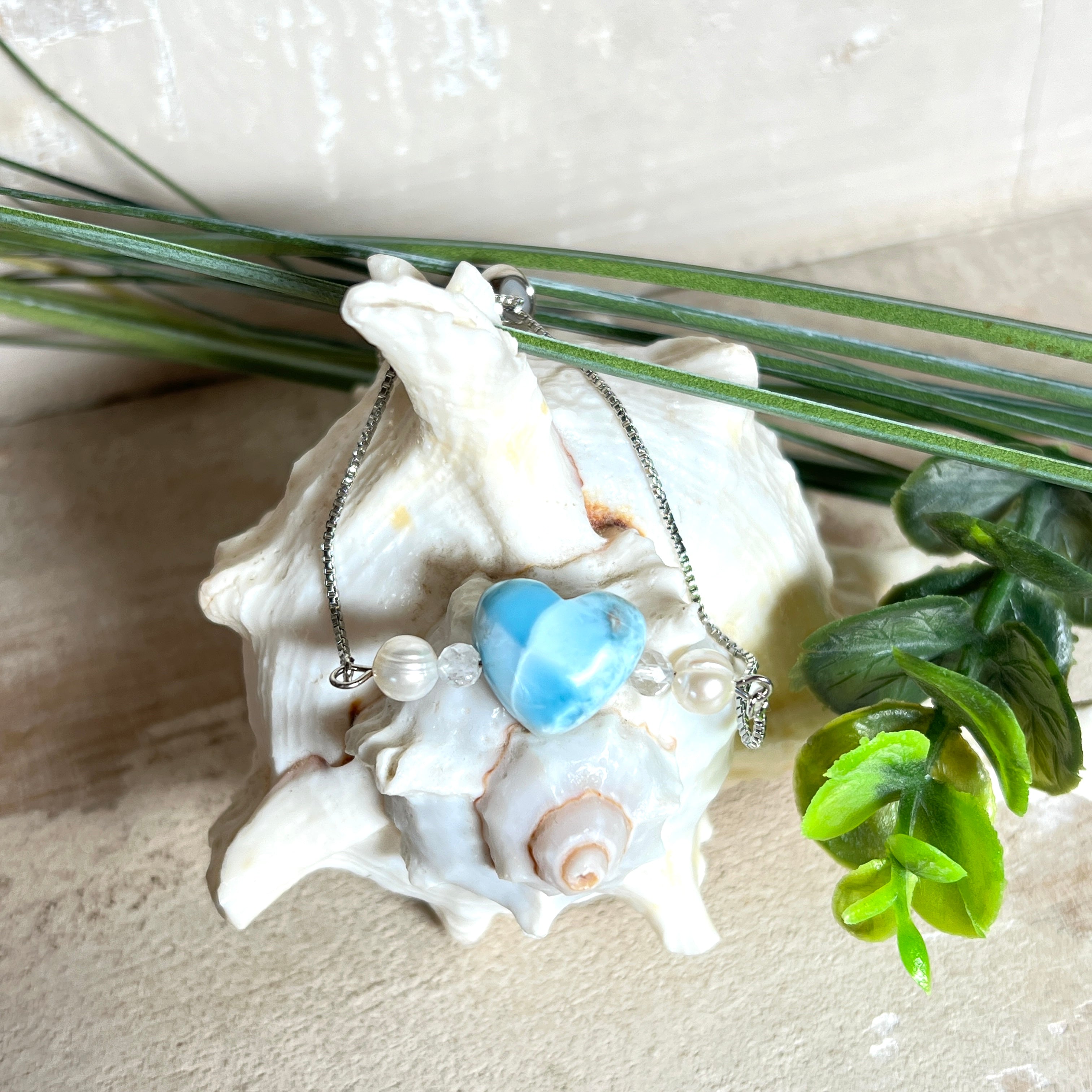 Larimar Herzarmband aus Edelstahl, größenverstellbar, mit Süßwasserperlen und facettiertem Bergkristall. Handgefertigt, edel und einzigartig.