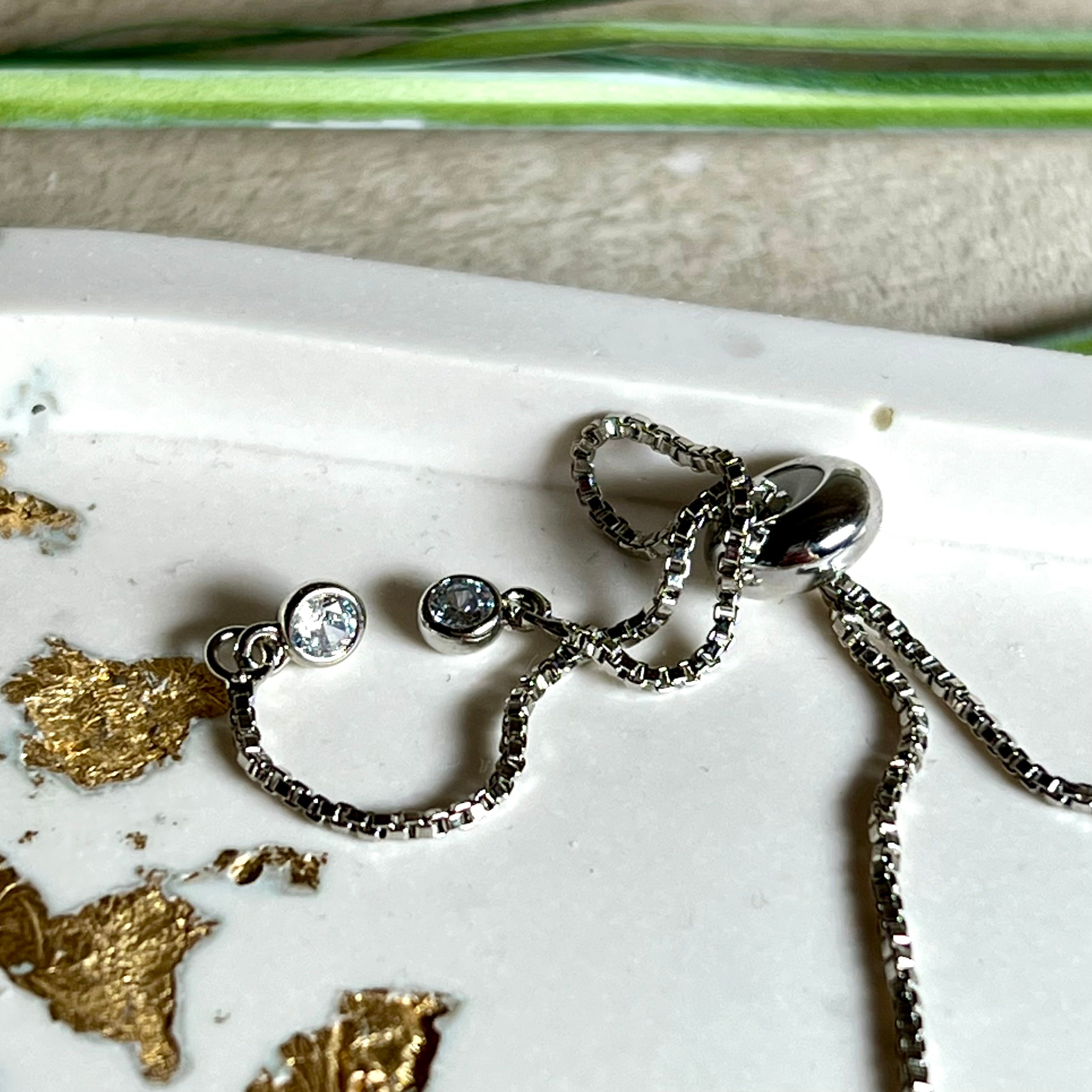 „Handgefertigtes Armband mit echter Vergissmeinnicht-Blume, eingebettet in klares Harz. Verstellbares Edelstahlarmband mit Schiebeverschluss und funkelnden Zirkonia-Endperlen. Symbolträchtiger Schmuck für Frauen – ideal als Geschenk zum Muttertag, Geburtstag oder zur Erinnerung an einen besonderen Menschen.“