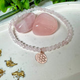 Handgefertigtes Rosenquarz-Armband mit facettierten 4 mm Perlen, ergänzt durch einen rosévergoldeten Blume des Lebens Charm aus 925er Silber. Auf elastischem Gummiband (Innendurchmesser ca. 17 cm) für bequemen Tragekomfort. Rosenquarz steht für Liebe, Harmonie und emotionale Heilung. Zartes, stilvolles Schmuckstück, ideal für den Alltag oder als besonderes Geschenk für Herzensmenschen.