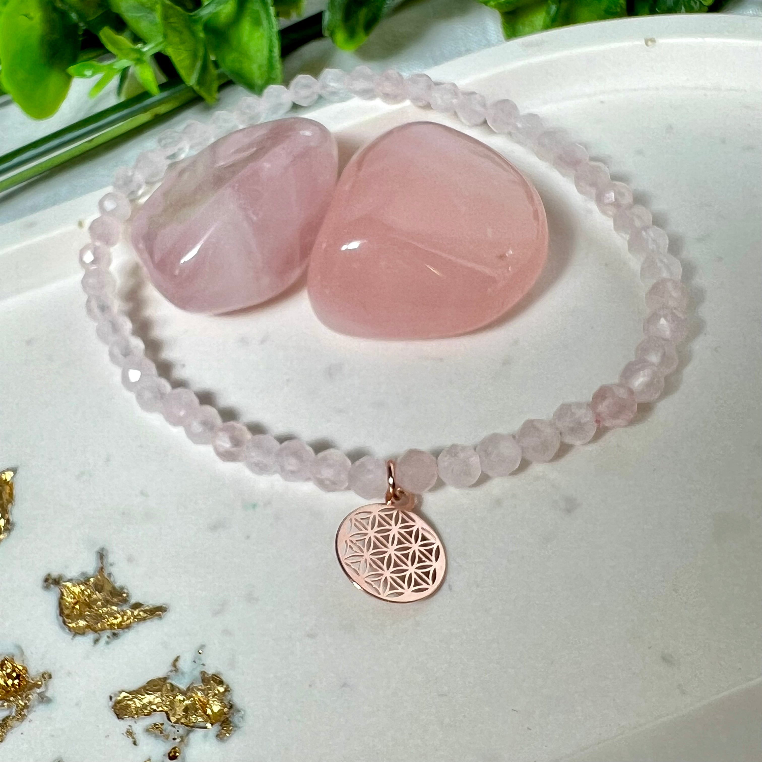 Handgefertigtes Rosenquarz-Armband mit facettierten 4 mm Perlen, ergänzt durch einen rosévergoldeten Blume des Lebens Charm aus 925er Silber. Auf elastischem Gummiband (Innendurchmesser ca. 17 cm) für bequemen Tragekomfort. Rosenquarz steht für Liebe, Harmonie und emotionale Heilung. Zartes, stilvolles Schmuckstück, ideal für den Alltag oder als besonderes Geschenk für Herzensmenschen.