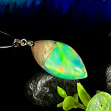 Aurora Drop – Holz-Harz Anhänger mit schimmerndem Farbspiel