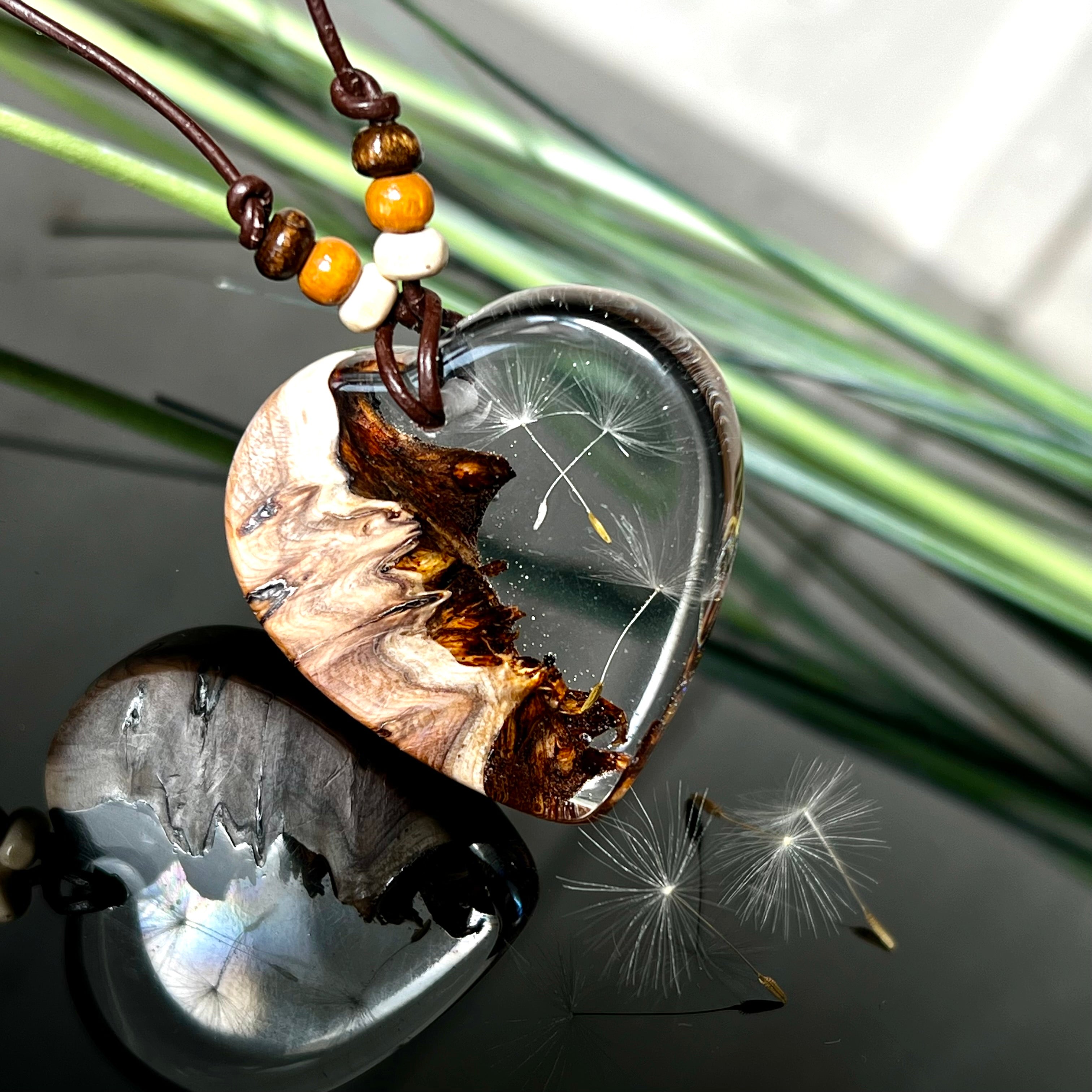 Handgefertigter Herzanhänger Pusteblumenzauber aus Maserholz und klarem Epoxidharz mit echter Pusteblume. Das Design vereint natürliche Maserstrukturen mit der Leichtigkeit schwebender Pusteblumenschirmchen – ein edles, naturverbundenes Schmuckstück mit Symbolkraft. Ideal für Naturliebhaber, Träumer und alle, die das Besondere suchen.