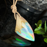,,Polarglanz“– Handgefertigter Maserholz-Anhänger mit schillerndem synthetischem Opal | Inspiriert von Polarlichtern