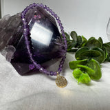 Handgefertigtes Amethyst-Armband mit facettierten 4 mm Edelstein-Perlen in zartem Violett, ergänzt durch einen vergoldeten 925 Silber Charm in Form der Blume des Lebens. Elastisches Design mit ca. 17 cm Innendurchmesser. Elegant, spirituell und fein – ein besonderes Schmuckstück für Achtsamkeit, Energie und Harmonie im Alltag.