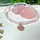 Handgefertigtes Rosenquarz-Armband mit facettierten 4 mm Perlen, ergänzt durch einen rosévergoldeten Blume des Lebens Charm aus 925er Silber. Auf elastischem Gummiband (Innendurchmesser ca. 17 cm) für bequemen Tragekomfort. Rosenquarz steht für Liebe, Harmonie und emotionale Heilung. Zartes, stilvolles Schmuckstück, ideal für den Alltag oder als besonderes Geschenk für Herzensmenschen.