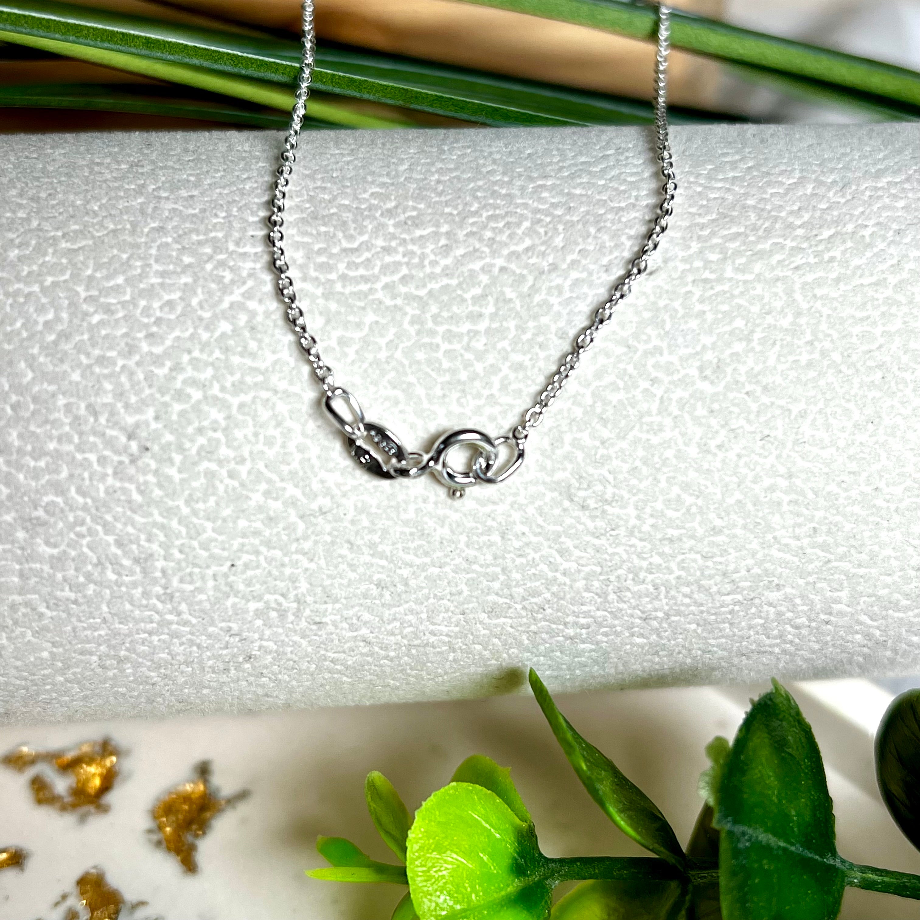 Zarte Ankerkette aus echtem 925 Silber mit klassischem Federring-Verschluss, 1 mm dick, 45 cm lang. Schlichtes, edles Design – ideal für Anhänger oder als feine Solokette. Stilvolle Schmuckfotografie mit natürlichem Hintergrund.