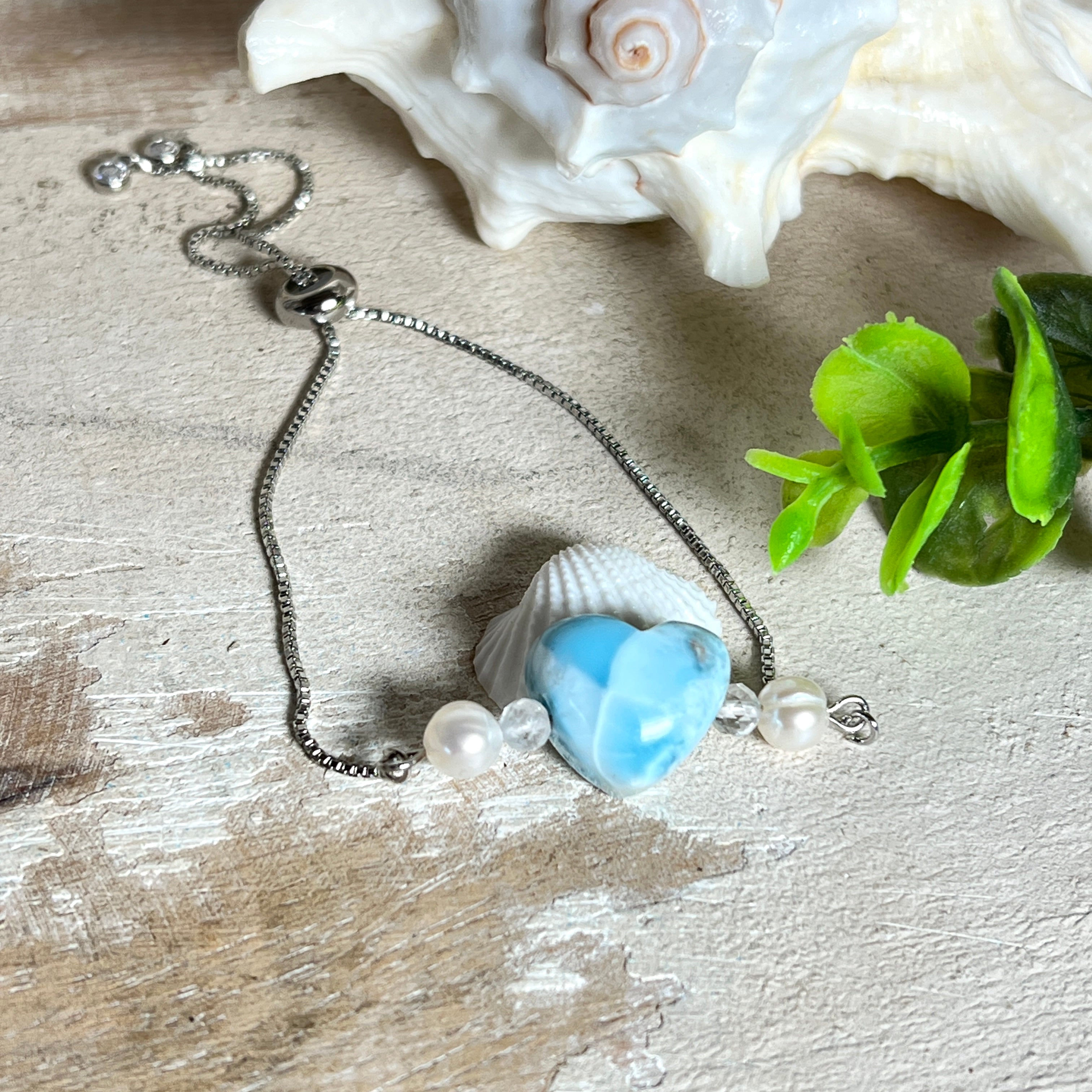 Larimar Herzarmband aus Edelstahl, größenverstellbar, mit Süßwasserperlen und facettiertem Bergkristall. Handgefertigt, edel und einzigartig.