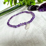 Handgefertigtes Amethyst-Armband aus facettierten 4 mm Edelstein-Perlen mit 925er Silber Charm „Blume des Lebens“. Spirituelles Schmuckstück in zartem Violett. Auf elastischem Gummiband, ca. 17 cm Innendurchmesser. Edles, fein gearbeitetes Design – ideal als Geschenk oder zur eigenen spirituellen Unterstützung.