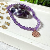 Handgefertigtes Amethyst-Armband mit facettierten 4 mm Perlen, kombiniert mit einem rosévergoldeten 925 Silber Charm in Form der Blume des Lebens. Auf elastischem Gummiband, Innendurchmesser ca. 17 cm. Edles spirituelles Design – harmonisch, zart & bedeutungsvoll. Perfekt als Geschenk oder für persönliche Achtsamkeitsmomente