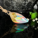 „Handgefertigter Anhänger aus Maserholz und schimmerndem Harz mit Regenbogen-Optik. Einzigartiges Schmuckstück mit natürlicher Struktur, verstellbarem Lederband – ideal als Geschenk oder elegantes Accessoire, inspiriert von der Schönheit der Natur.“