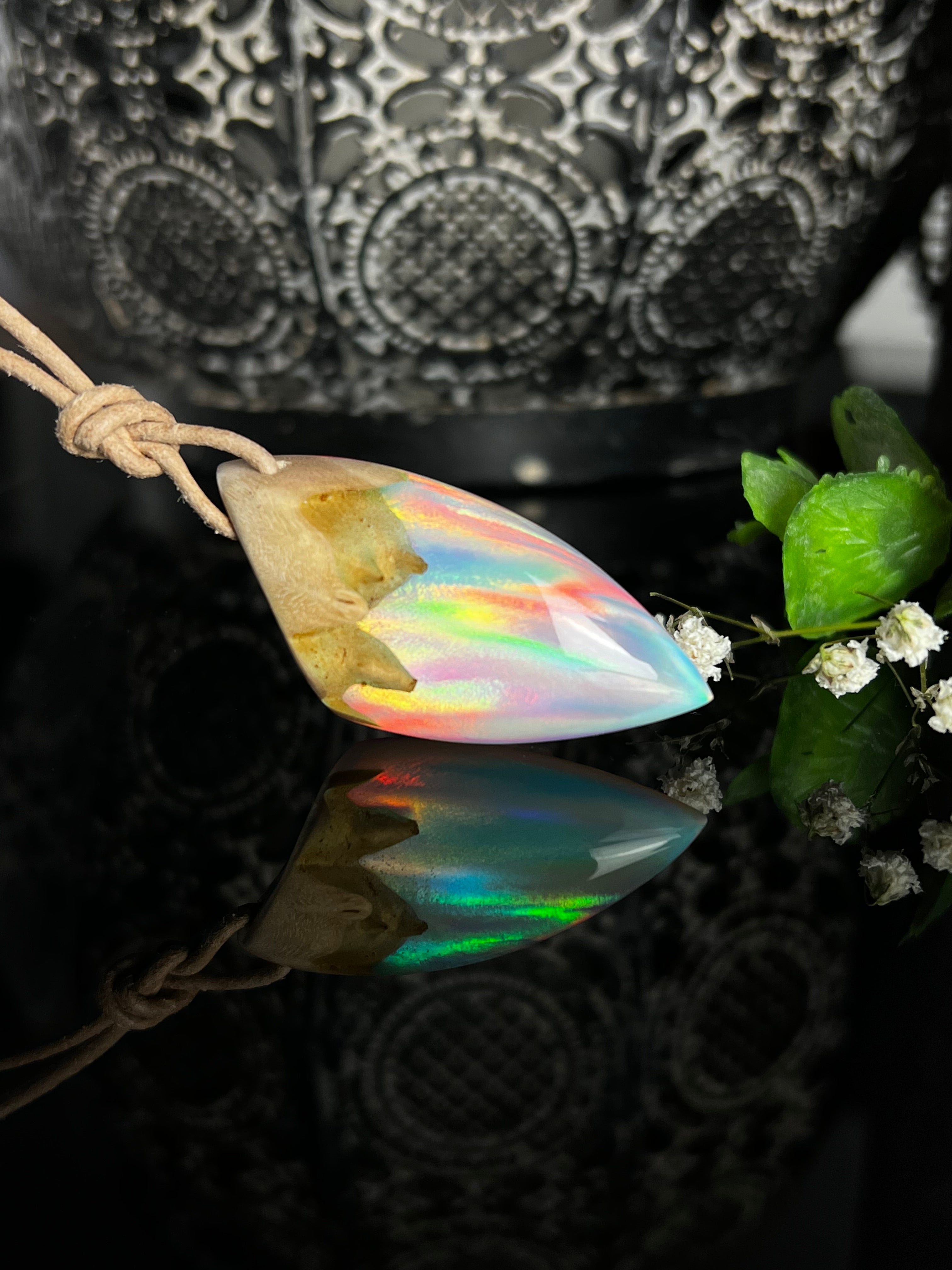 „Handgefertigter Anhänger aus Maserholz und schimmerndem Harz mit Regenbogen-Optik. Einzigartiges Schmuckstück mit natürlicher Struktur, verstellbarem Lederband – ideal als Geschenk oder elegantes Accessoire, inspiriert von der Schönheit der Natur.“