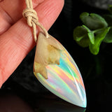 ,,Polarglanz“– Handgefertigter Maserholz-Anhänger mit schillerndem synthetischem Opal | Inspiriert von Polarlichtern