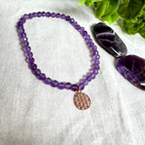Handgefertigtes Amethyst-Armband mit facettierten 4 mm Perlen, kombiniert mit einem rosévergoldeten 925 Silber Charm in Form der Blume des Lebens. Auf elastischem Gummiband, Innendurchmesser ca. 17 cm. Edles spirituelles Design – harmonisch, zart & bedeutungsvoll. Perfekt als Geschenk oder für persönliche Achtsamkeitsmomente