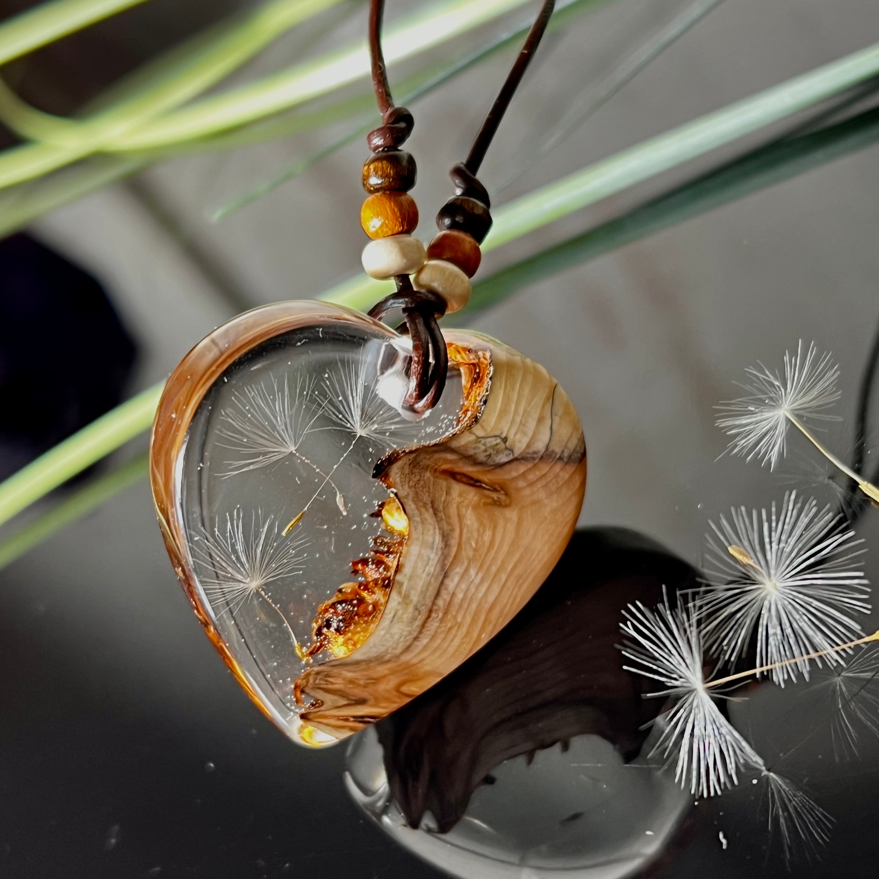 Handgefertigter Herzanhänger Pusteblumenzauber aus Maserholz und klarem Epoxidharz mit echter Pusteblume. Das Design vereint natürliche Maserstrukturen mit der Leichtigkeit schwebender Pusteblumenschirmchen – ein edles, naturverbundenes Schmuckstück mit Symbolkraft. Ideal für Naturliebhaber, Träumer und alle, die das Besondere suchen.