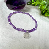 Handgefertigtes Amethyst-Armband aus facettierten 4 mm Edelstein-Perlen mit 925er Silber Charm „Blume des Lebens“. Spirituelles Schmuckstück in zartem Violett. Auf elastischem Gummiband, ca. 17 cm Innendurchmesser. Edles, fein gearbeitetes Design – ideal als Geschenk oder zur eigenen spirituellen Unterstützung.