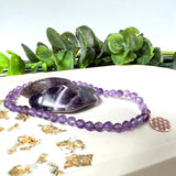 Handgefertigtes Amethyst-Armband mit facettierten 4 mm Perlen, kombiniert mit einem rosévergoldeten 925 Silber Charm in Form der Blume des Lebens. Auf elastischem Gummiband, Innendurchmesser ca. 17 cm. Edles spirituelles Design – harmonisch, zart & bedeutungsvoll. Perfekt als Geschenk oder für persönliche Achtsamkeitsmomente