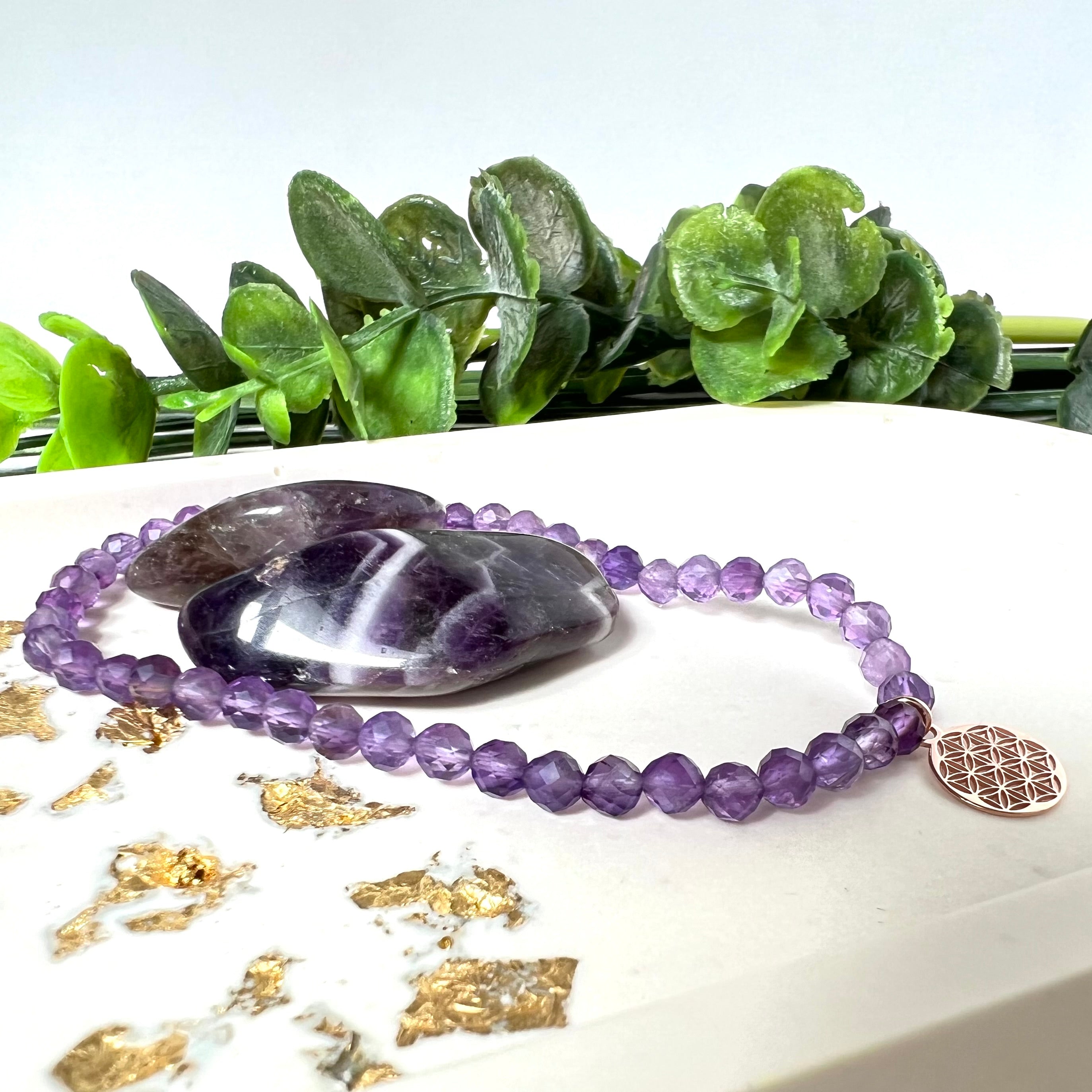 Handgefertigtes Amethyst-Armband mit facettierten 4 mm Perlen, kombiniert mit einem rosévergoldeten 925 Silber Charm in Form der Blume des Lebens. Auf elastischem Gummiband, Innendurchmesser ca. 17 cm. Edles spirituelles Design – harmonisch, zart & bedeutungsvoll. Perfekt als Geschenk oder für persönliche Achtsamkeitsmomente