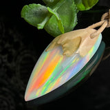 ,,Polarglanz“– Handgefertigter Maserholz-Anhänger mit schillerndem synthetischem Opal | Inspiriert von Polarlichtern