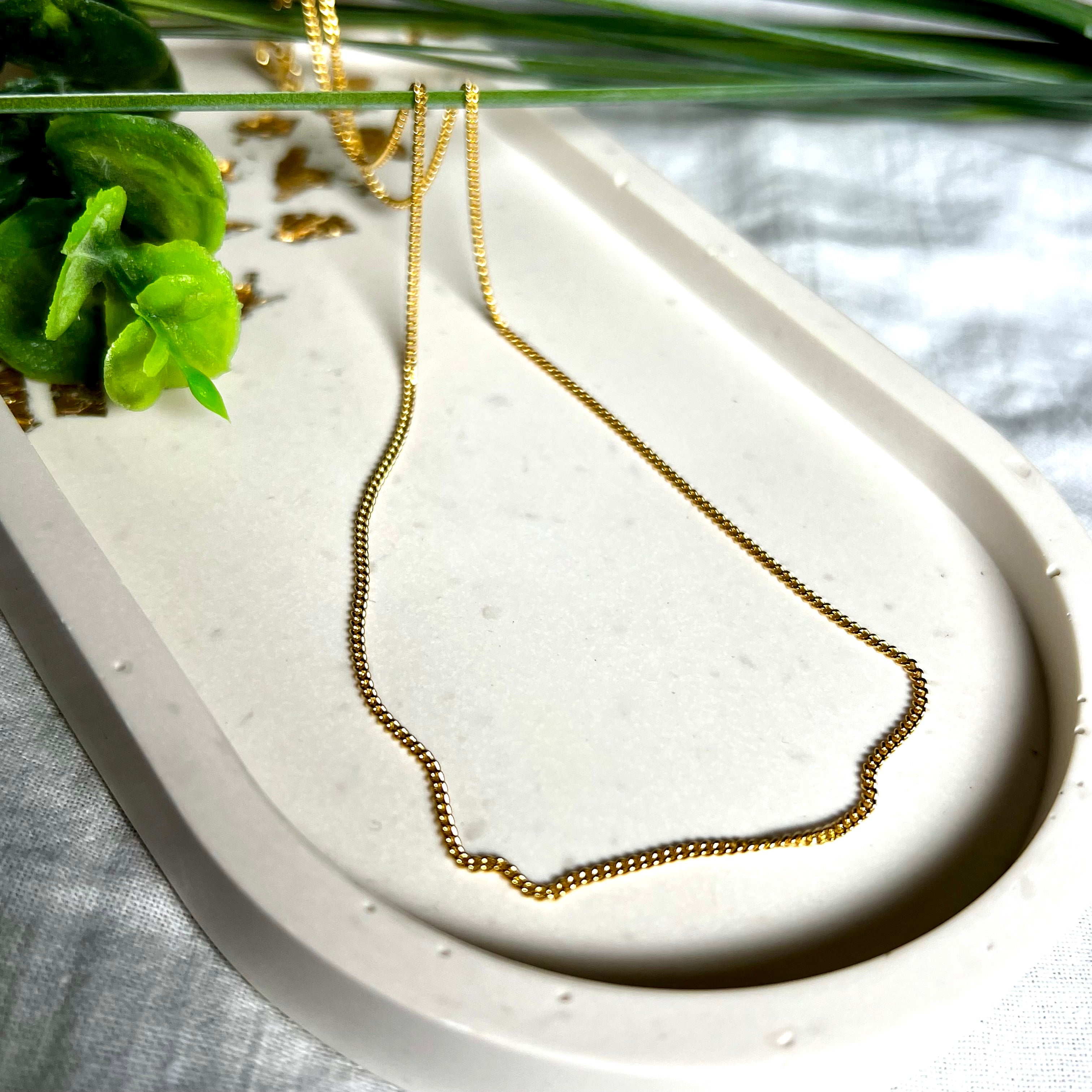 Vergoldete Panzerkette „Golden Grace“ aus 925 Sterling Silber in feiner Gliederung, 1,5 mm dick, 45 cm lang. Eleganter Goldglanz mit stabilem Federringverschluss. Ideal als Solokette oder für Anhänger – zeitlos, hochwertig und stilvoll.