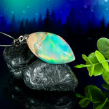 Aurora Drop – Holz-Harz Anhänger mit schimmerndem Farbspiel