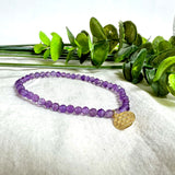 Handgefertigtes Amethyst-Armband mit facettierten 4 mm Edelstein-Perlen in zartem Violett, ergänzt durch einen vergoldeten 925 Silber Charm in Form der Blume des Lebens. Elastisches Design mit ca. 17 cm Innendurchmesser. Elegant, spirituell und fein – ein besonderes Schmuckstück für Achtsamkeit, Energie und Harmonie im Alltag.