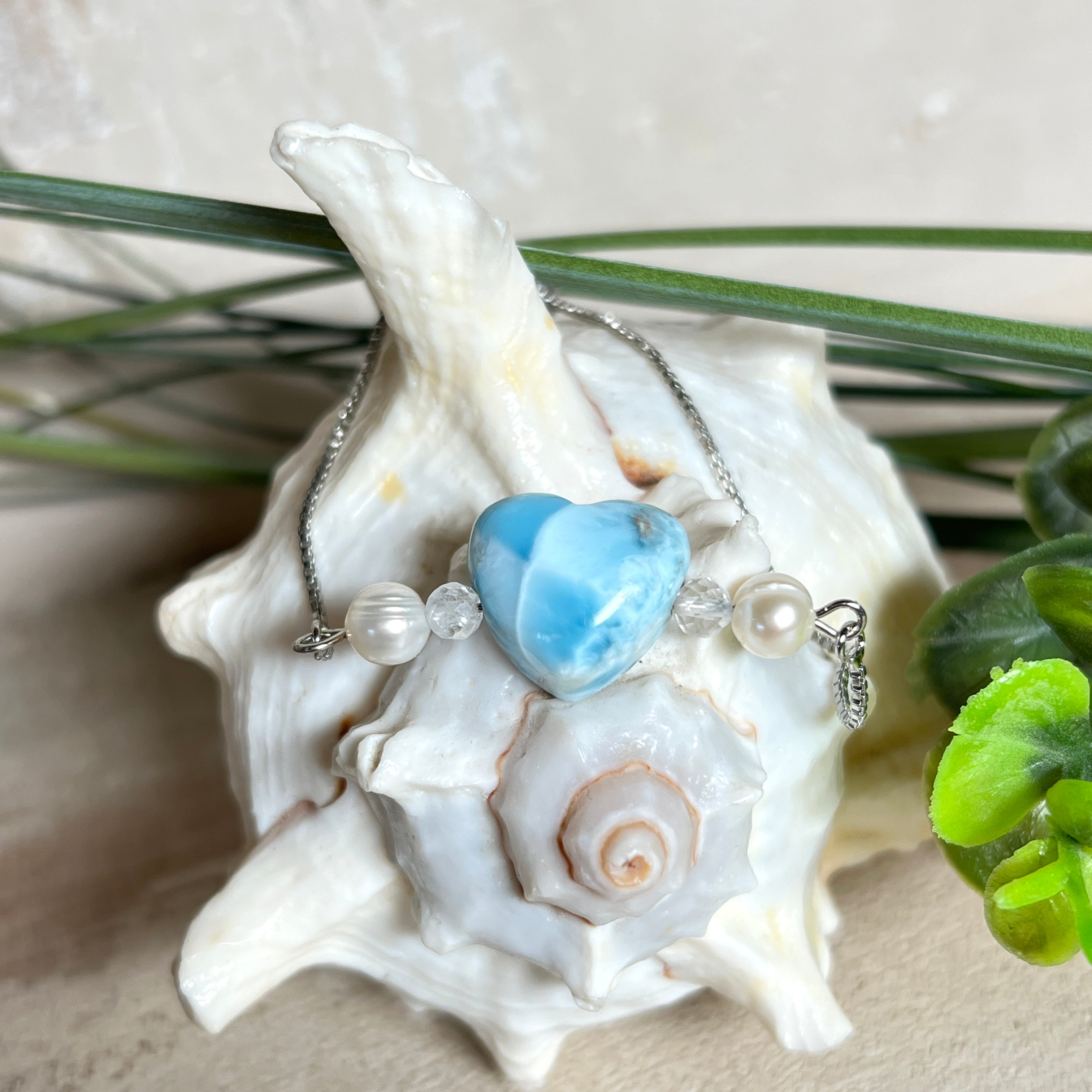 Larimar Herzarmband aus Edelstahl, größenverstellbar, mit Süßwasserperlen und facettiertem Bergkristall. Handgefertigt, edel und einzigartig.