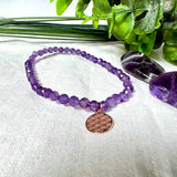 Handgefertigtes Amethyst-Armband mit facettierten 4 mm Perlen, kombiniert mit einem rosévergoldeten 925 Silber Charm in Form der Blume des Lebens. Auf elastischem Gummiband, Innendurchmesser ca. 17 cm. Edles spirituelles Design – harmonisch, zart & bedeutungsvoll. Perfekt als Geschenk oder für persönliche Achtsamkeitsmomente