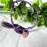 Handgefertigtes Amethyst-Armband mit facettierten 4 mm Perlen, kombiniert mit einem rosévergoldeten 925 Silber Charm in Form der Blume des Lebens. Auf elastischem Gummiband, Innendurchmesser ca. 17 cm. Edles spirituelles Design – harmonisch, zart & bedeutungsvoll. Perfekt als Geschenk oder für persönliche Achtsamkeitsmomente