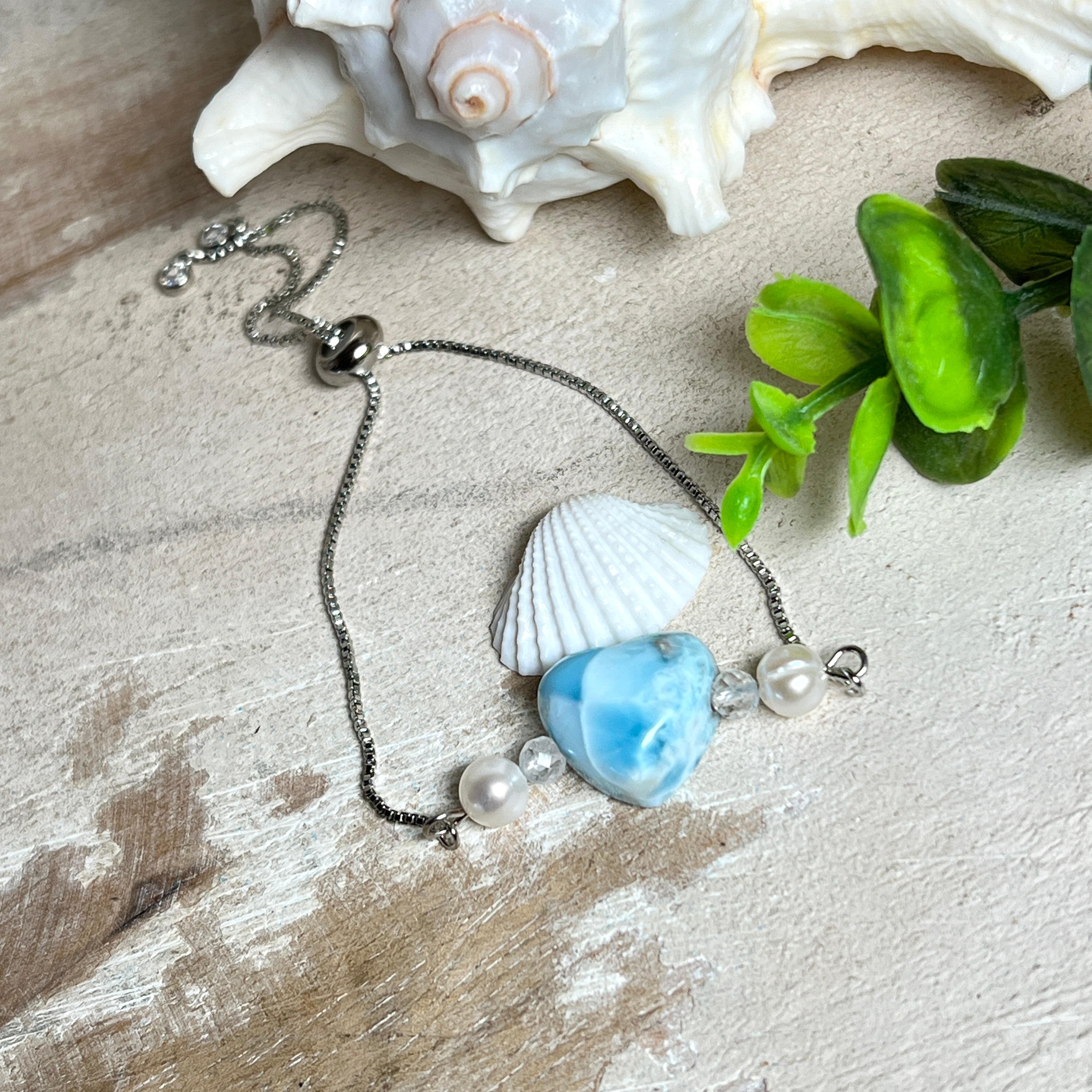 Larimar Herzarmband aus Edelstahl, größenverstellbar, mit Süßwasserperlen und facettiertem Bergkristall. Handgefertigt, edel und einzigartig.