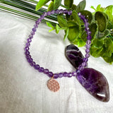 Handgefertigtes Amethyst-Armband mit facettierten 4 mm Perlen, kombiniert mit einem rosévergoldeten 925 Silber Charm in Form der Blume des Lebens. Auf elastischem Gummiband, Innendurchmesser ca. 17 cm. Edles spirituelles Design – harmonisch, zart & bedeutungsvoll. Perfekt als Geschenk oder für persönliche Achtsamkeitsmomente